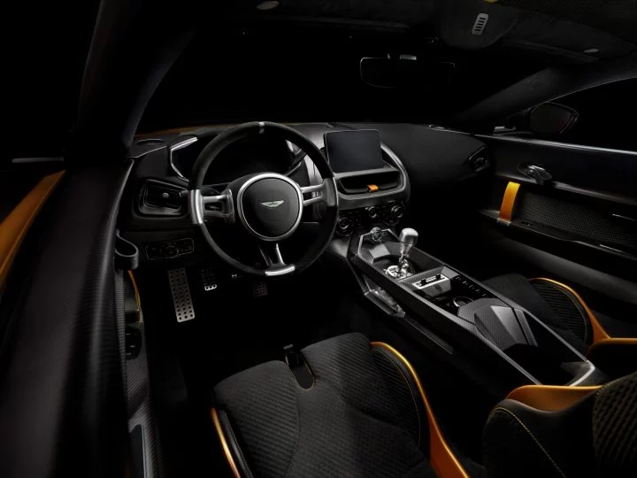 Vista del lujoso y avanzado sistema de instrumentación del Aston Martin Valiant.