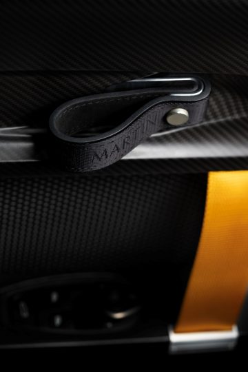 Detalle cinturón seguridad Aston Martin, acabado premium.