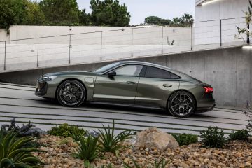 Vista lateral Audi RS e-tron GT muestra su línea deportiva y aerodinámica.