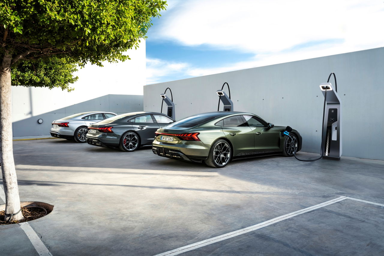 Vista lateral del Audi RS e-tron GT, combinando elegancia y potencia.