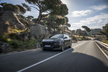 Audi RS Q8 en acción, muestra su perfil poderoso y diseño agresivo