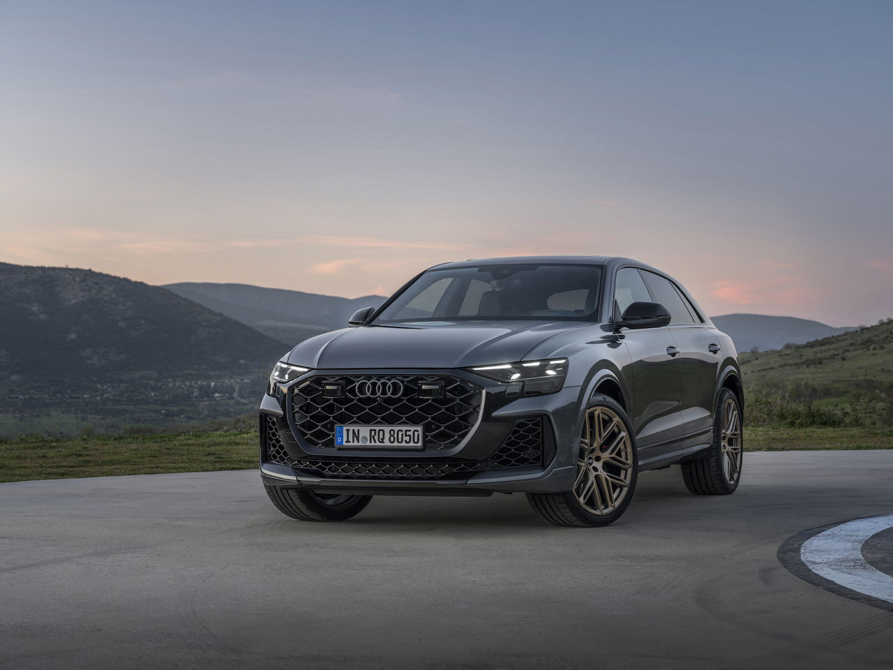 Audi RS Q8 2024, poderío y diseño en una toma lateral.