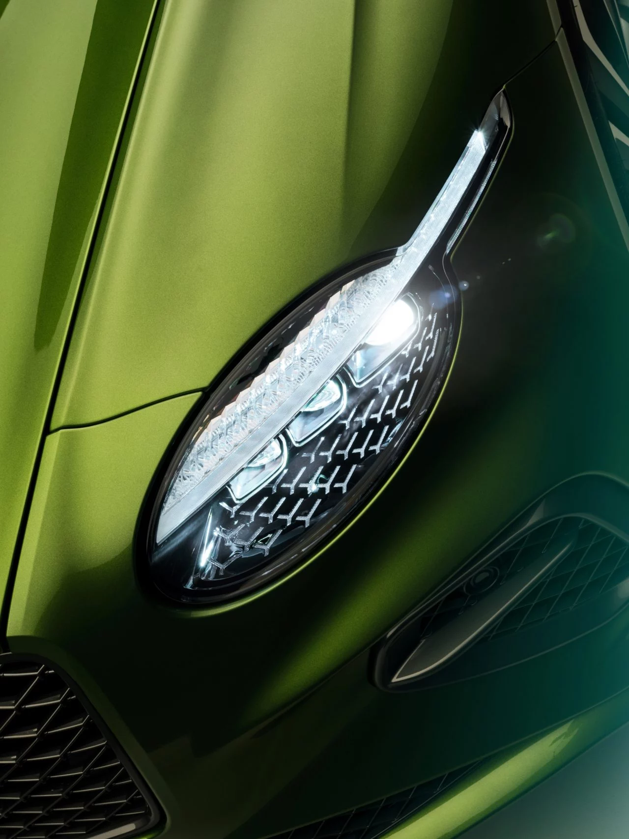 Detalle insignia Bentley muestra exclusividad y diseño clásico.