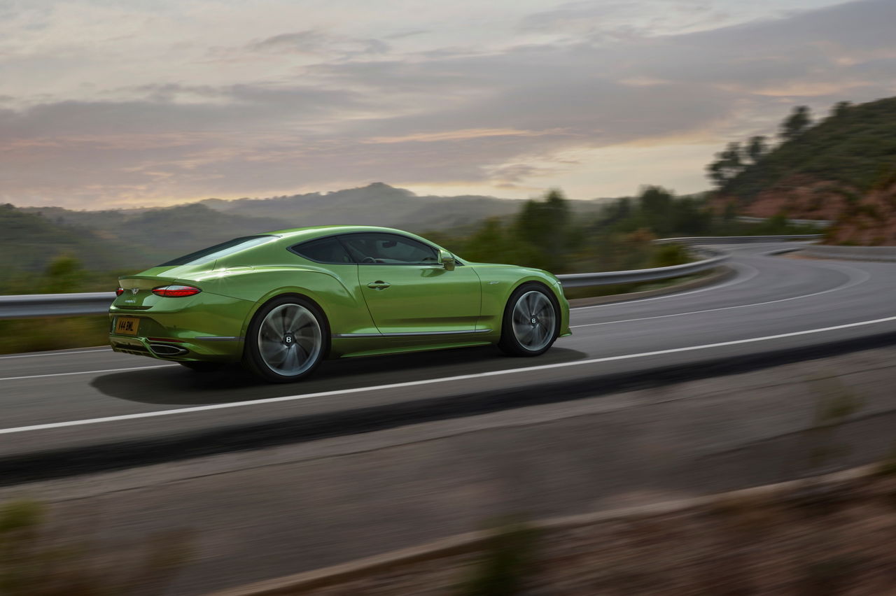 El nuevo Bentley Continental GT Speed 2025 luce imponente y elegante.