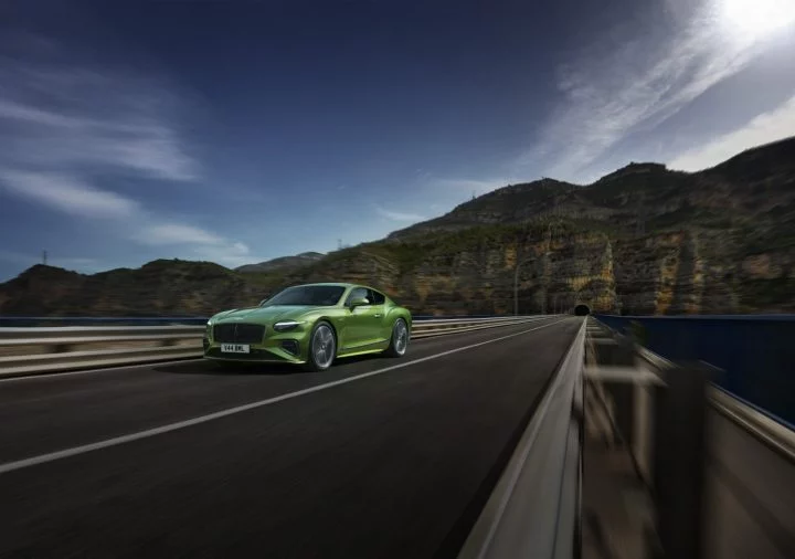 Nuevo Bentley Continental GT Speed en acción, magia pura en asfalto.