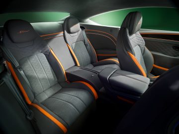Vista lateral de los lujosos asientos de cuero del Bentley Continental GT Speed 2025.