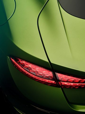El deportivo Bentley muestra su elegante luz trasera y curvas distintivas.