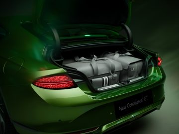 Vista trasera del motor del Bentley Continental GT Speed 2025, potencia refinada.