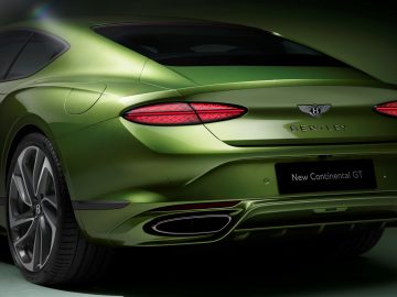Vista trasera y lateral impecables que muestran la elegancia del Bentley GT Speed 2025