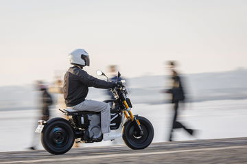 BMW CE 02 en movimiento, destacando su diseño compacto y moderno