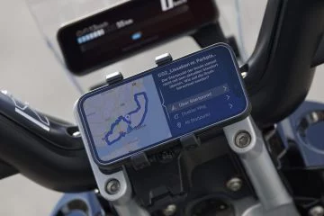 Pantalla de navegación integrada en el volante, detalle nítido y funcional