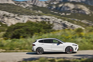 Vista lateral del nuevo BMW M135 revelando líneas aerodinámicas y deportivas