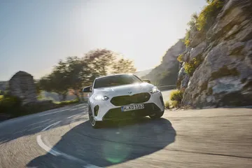 Cuarta generación del BMW M135 en plena acción, mostrando su dinámica frontal.