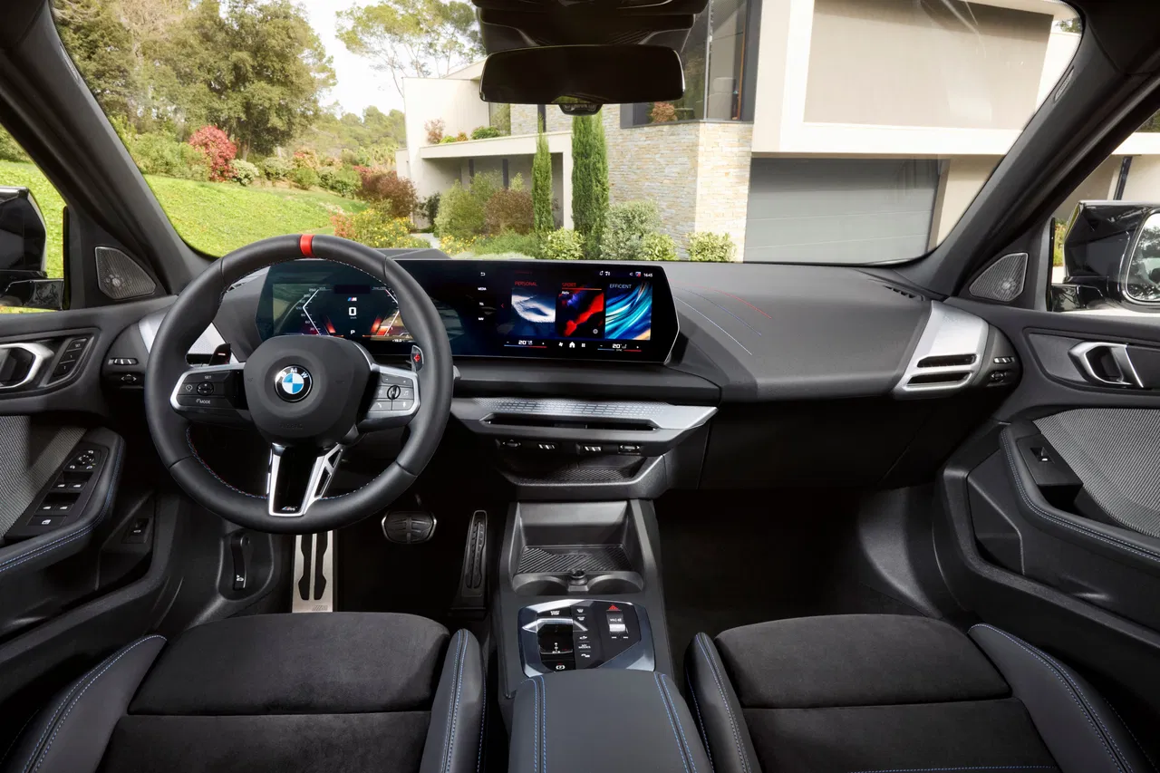 Vista frontal del habitáculo, diseño y acabados premium del BMW M135.