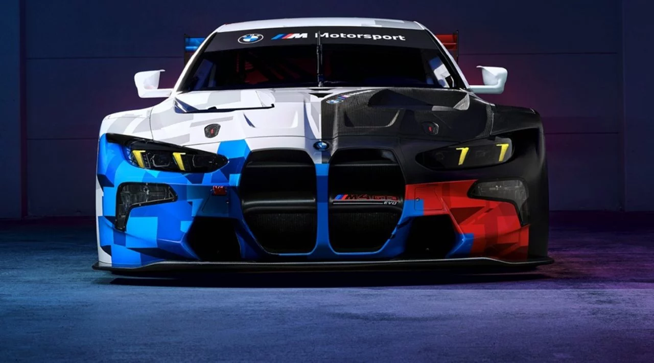 Vista frontal y lateral del nuevo BMW M4 GT3 EVO en la pista.