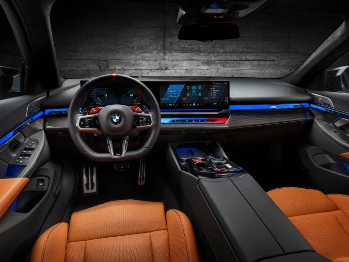Cabina del BMW M5 destacando su lujoso interior y moderna instrumentación.