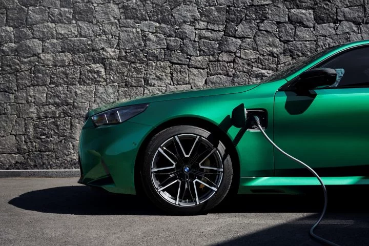 El BMW M5 muestra su perfil lateral destacando su diseño deportivo.