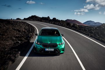 El nuevo BMW M5 demuestra su potencia y diseño aerodinámico en carretera.