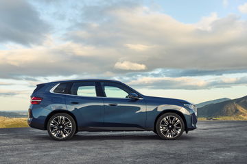 El BMW X3 30e exhibe su elegante perfil lateral, revelando líneas aerodinámicas.