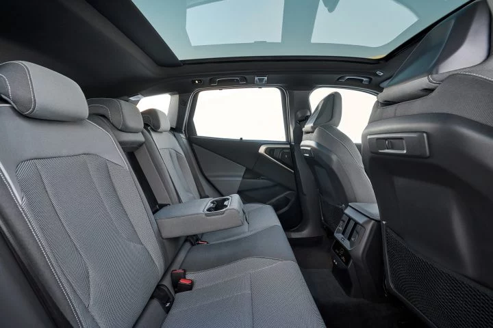 Vista interna del BMW X3 30e mostrando el techo panorámico y asientos de lujo.