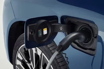 Toma de carga del BMW X3 30e híbrido enchufable, muestra su capacidad eco-friendly.