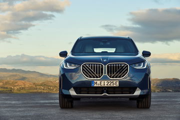 Vista frontal del nuevo BMW X3 30e, destacando su imponente parrilla y faros LED.