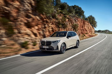 El nuevo BMW X3 M50 en movimiento, fusión de potencia y estilo.