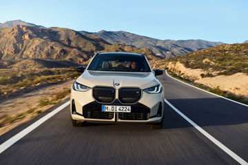 BMW X3 M50 con diseño agresivo y detalles M, listo para dominar la carretera.