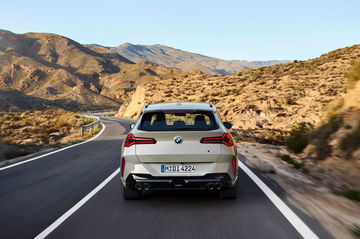 BMW X3 M50i en carretera rodeado de montañas, lujo y deportividad.