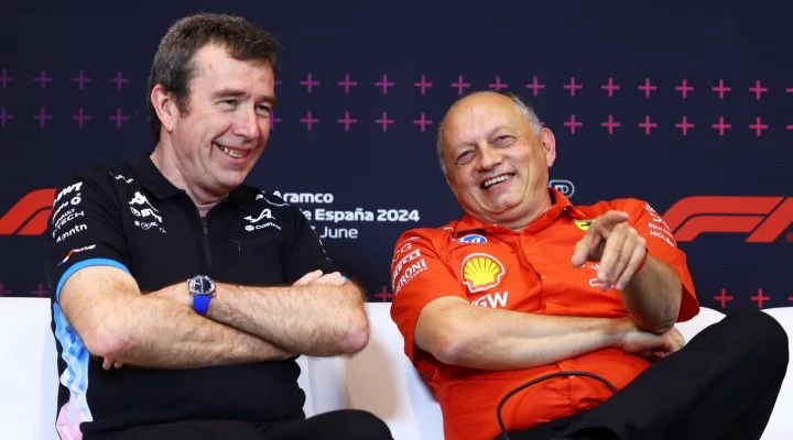 Directivos de equipos F1 en el paddock español, estrategias a punto de desvelarse.