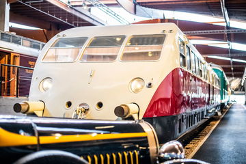 Vista lateral del Autorail Bugatti, revolución en transporte ferroviario.