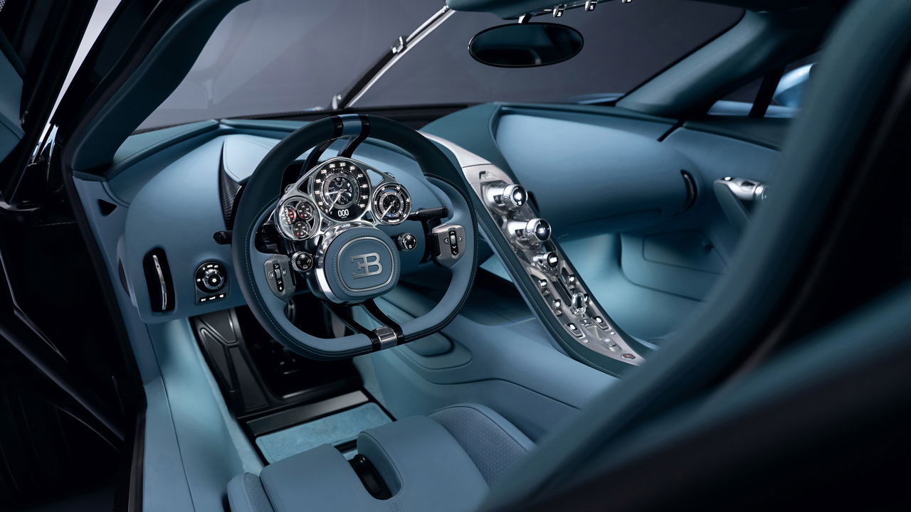 Vista detallada del lujoso interior del Bugatti Tourbillon, marcando estilo y vanguardia.