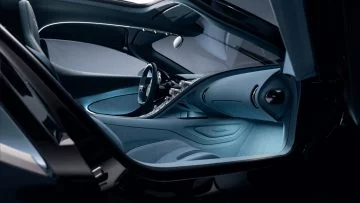Vista de la lujosa cabina del Bugatti Tourbillon con acabados de alta gama
