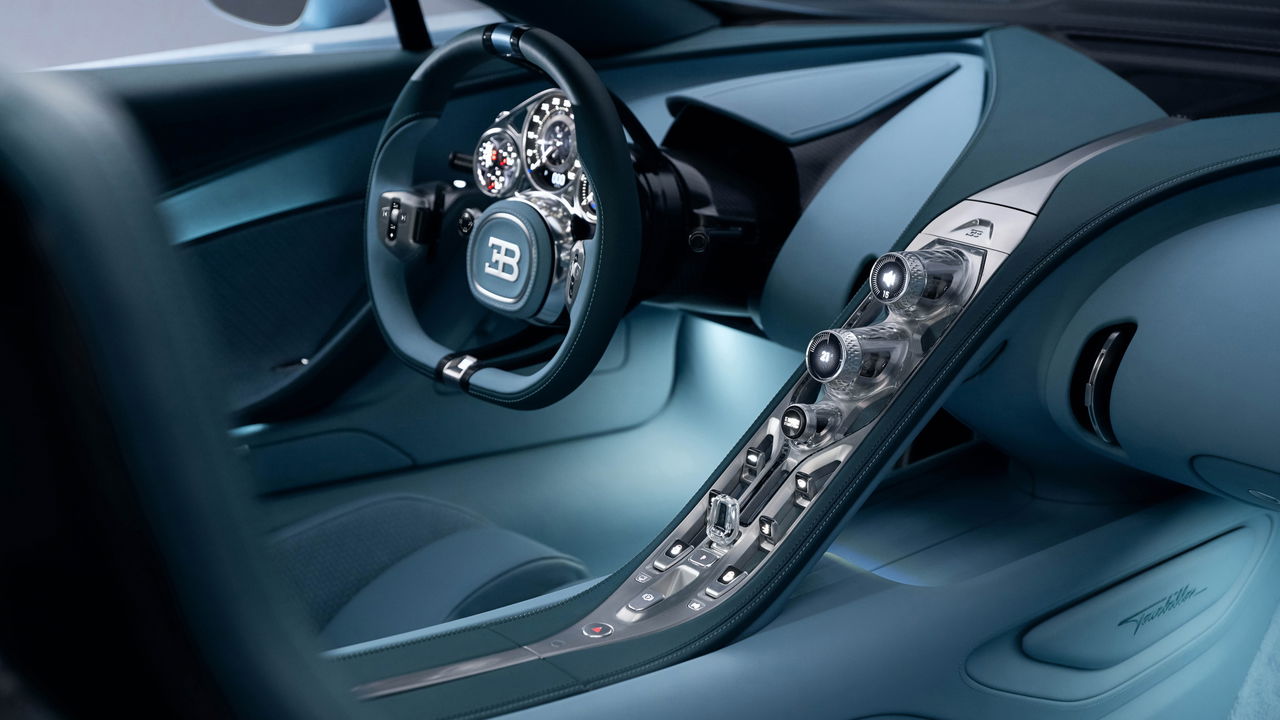 Vista del lujoso interior Bugatti Tourbillon con enfoque en acabados y volante.