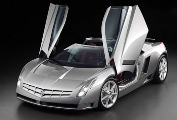 Un Cadillac Cien 2002 con puertas ala de gaviota abiertas, diseño futurista.