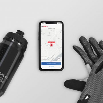 Accesorios esenciales para ciclistas: guantes y sistema de navegación.