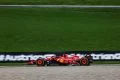 Carlos Sainz luchando en el GP de Austria, mostrando destreza al volante de su Ferrari.