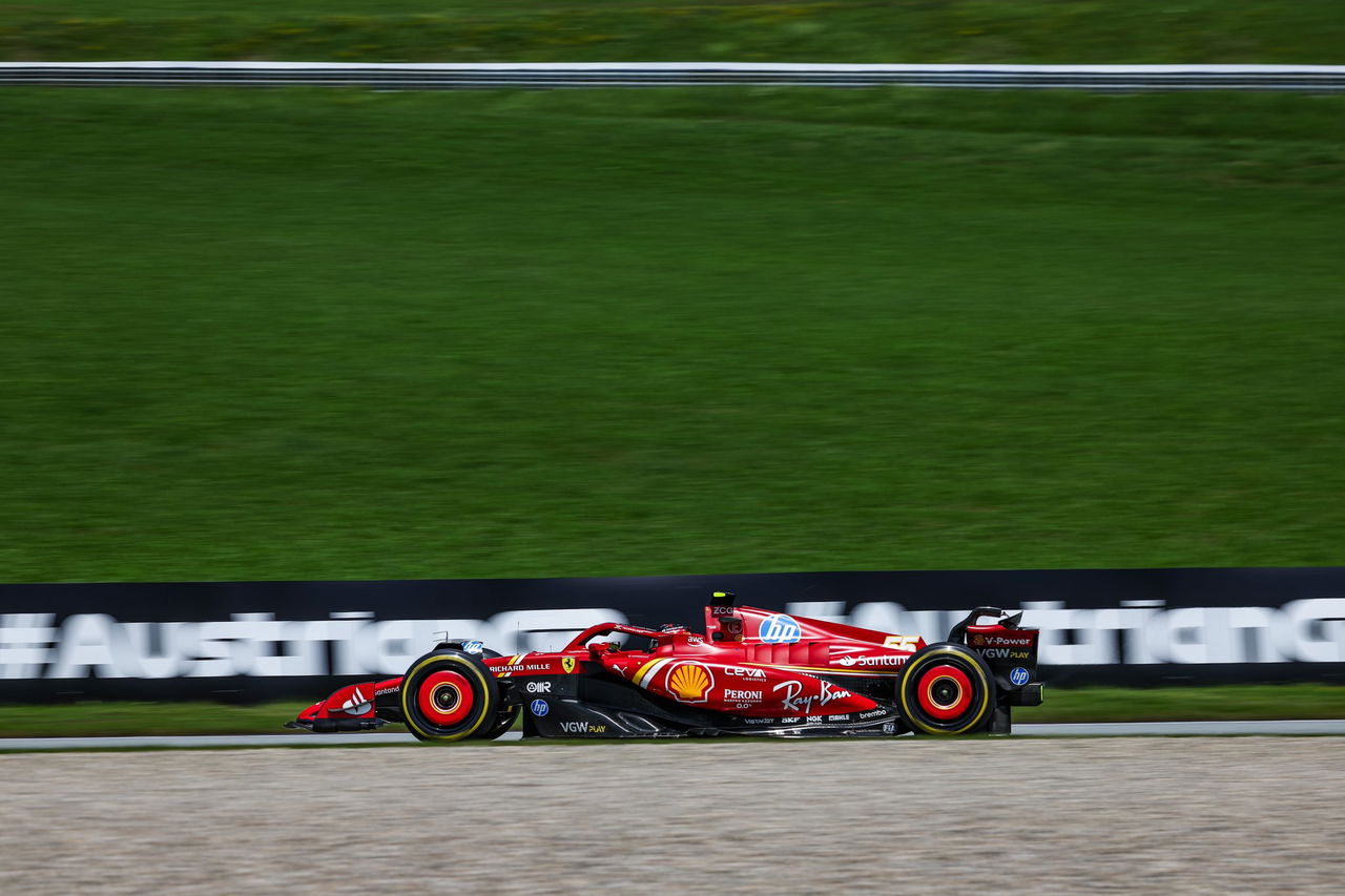 Carlos Sainz luchando en el GP de Austria, mostrando destreza al volante de su Ferrari.