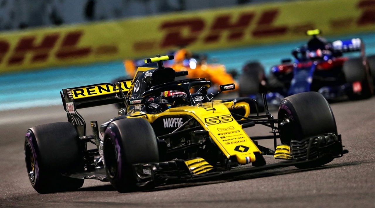 Carlos Sainz Jr. pilota el Renault Sport F1 en competición.