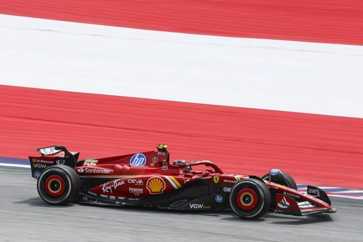 Carlos Sainz afrontando con destreza las curvas del GP de Austria.