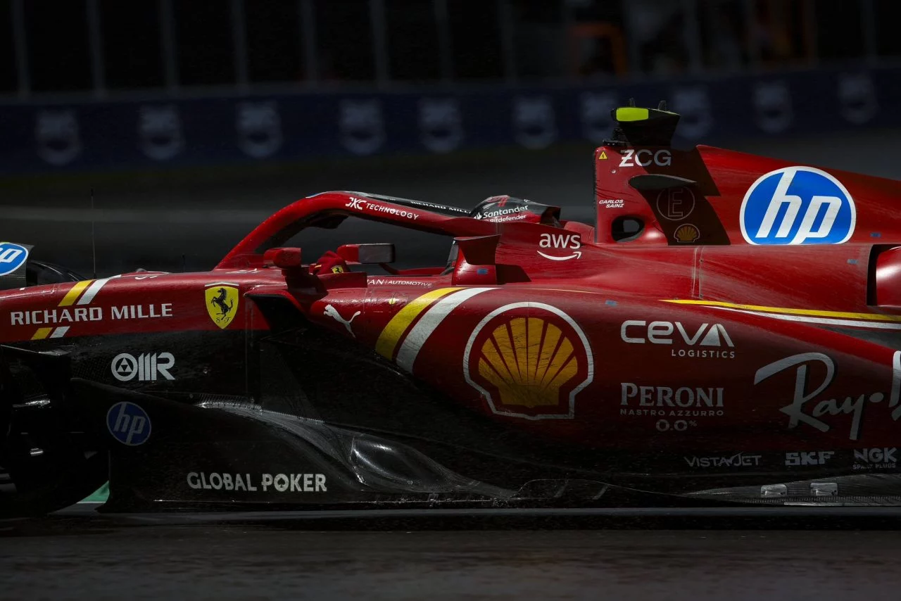 Monoplaza en acción durante la noche en GP Canadá