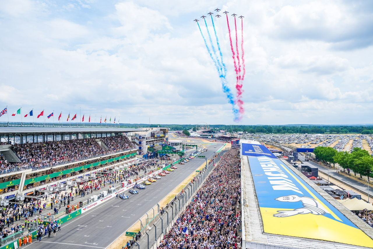 Vista aérea de la pista durante una competición de 24 horas, emociones en el asfalto.