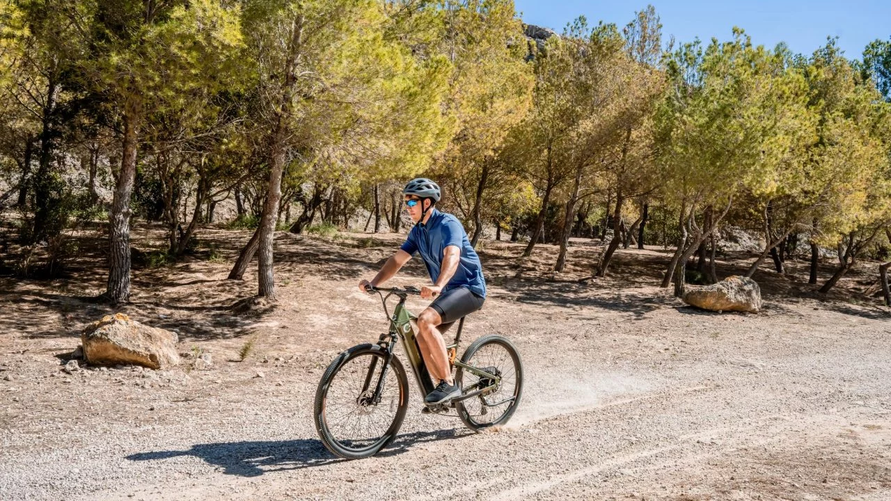 Ebike Cecotec Mountain Supreme en acción, con ruedas de 29