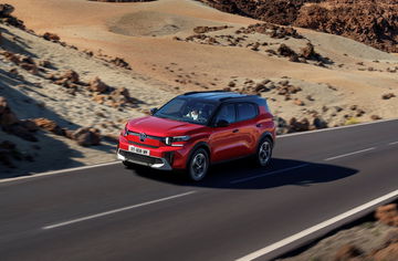 Citroën C3 Aircross en acción, mostrando su perfil lateral en carretera