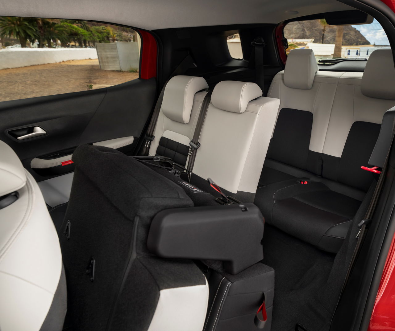 Vista interior muestra versatilidad de asientos del Citroën C3 Aircross 2024.