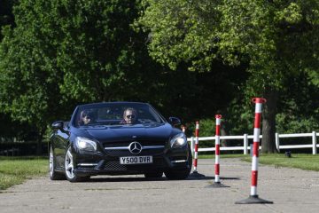 Jóvenes aprenden a conducir en un lujoso Mercedes durante una clase de autoescuela
