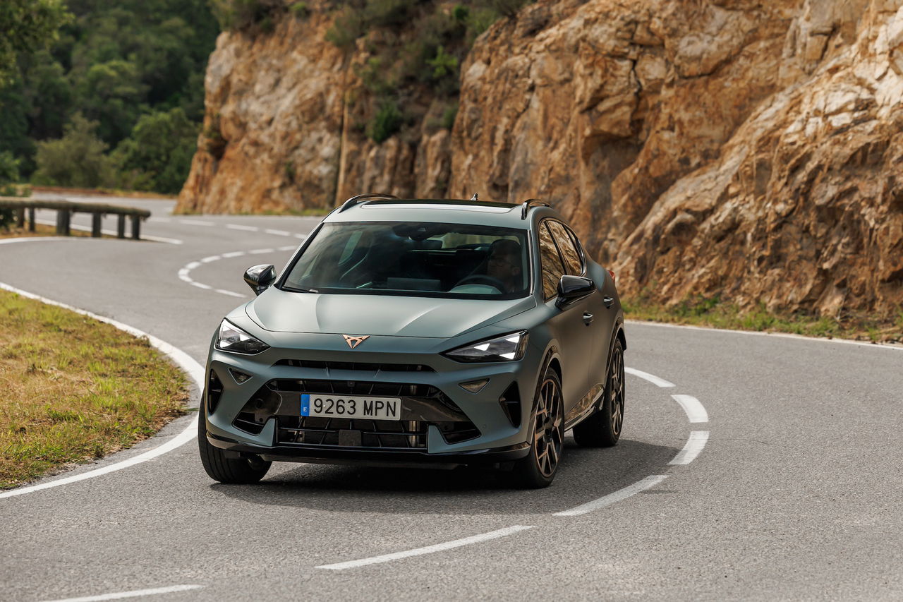 Vista dinámica del CUPRA Formentor 2024 en carretera curva, destaca su diseño vanguardista