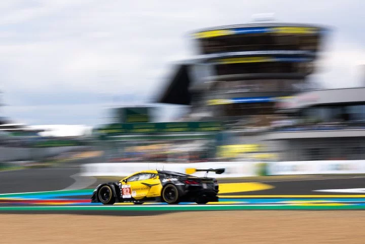 Dani Juncadella tomando una curva en Le Mans con su GT3