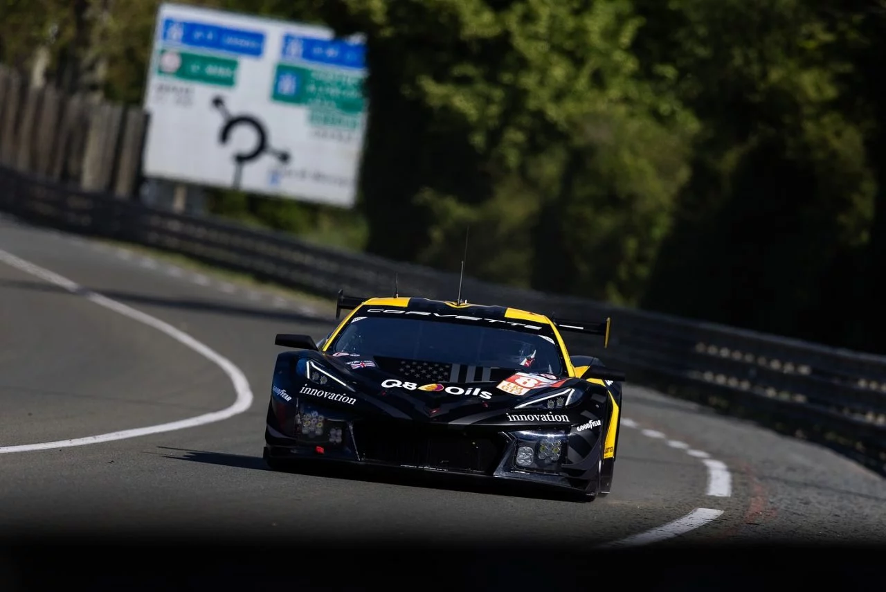 Vista dinámica del potente vehículo LMGT3 con Dani Juncadella al volante.