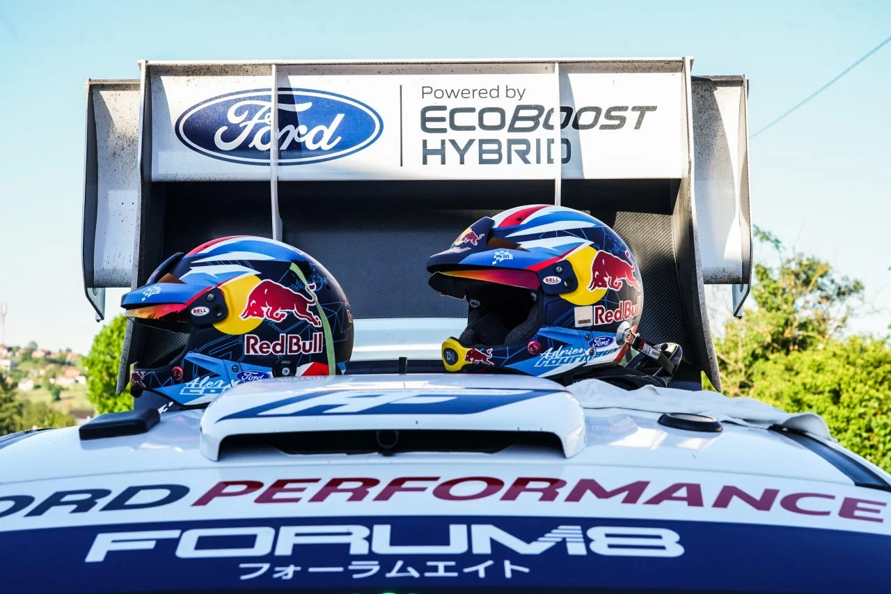 Vista delantera del Ford EcoBoost Hybrid en el WRC con cascos Red Bull